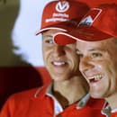Na archívnej snímke z roku 2001 Rubens Barrichello a Michael Schumacher. 