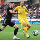 Na snímke zľava stredopoliar Spartaka Martin Bukata a stredopoliar Dnipra Vasyl Kravec v prvom zápase play off Európskej konferenčnej ligy (EKL) vo futbale FC Spartak Trnava - SC Dnipro-1 v Trnave v stredu 23. augusta 2023.