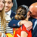 Prezident španielskeho futbalu Luis Rubiales bozkáva na ústa Aitanu Bonmati.