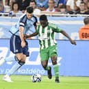 Na snímke vľavo Marko Tolič (Slovan) a vpravo Eric Boakye (Aris).