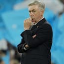 Tréner Realu Madrid Carlo Ancelotti reaguje počas záverečných minút v odvete semifinále Ligy majstrov vo futbale Manchester City - Real Madrid.