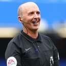 Mike Dean neupozornil hlavného arbitra Anthonyho Taylora na nedovolený zákrok obrancu.