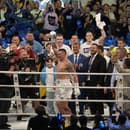 Usyk zdolal Duboisa a obhájil tituly v ťažkej váhe.