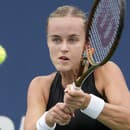 Slovenská tenistka Anna Karolína Schmiedlová odvracia úder Ukrajinke Kateryne Baindlovej v 1.kole grandslamového tenisového turnaja US Open.