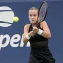 Slovenská tenistka Anna Karolína Schmiedlová odvracia úder Ukrajinke Kateryne Baindlovej v 1.kole grandslamového tenisového turnaja US Open.