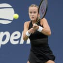 Slovenská tenistka Anna Karolína Schmiedlová odvracia úder Ukrajinke Kateryne Baindlovej v 1.kole grandslamového tenisového turnaja US Open.