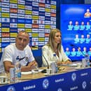 Zľava: Tréner slovenskej futbalovej reprezentácie Francesco Calzona a mediálna manažérka Slovenského futbalového zväzu (SFZ) Monika Jurigová.