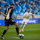 Aleksandar Čavrič z ŠK Slovan Bratislava (uprostred vpravo) počas futbalového zápasu.