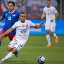 Zľava Dennis Salanovič (Lichtenštajnsko) a Stanislav Lobotka (Slovensko) bojujú o loptu.