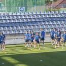 Slovenskí futbaloví reprezentanti zľava Róbert Boženík, Lukáš Haraslín, Ondrej Duda, brankár Martin Dúbravka, Patrik Hrošovský a Róbert Mak  počas tréningu.