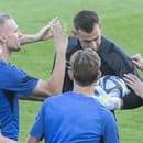 Slovenskí futbaloví reprezentanti zľava Róbert Boženík, Lukáš Haraslín, Ondrej Duda, brankár Martin Dúbravka, Patrik Hrošovský a Róbert Mak  počas tréningu.