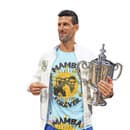 Novak Djokovič oslavuje zisk 24. grandslamovej trofeje v tričku na počesť zosnulého kamaráta Kobeho Bryanta.