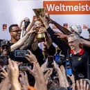Basketbalisti Nemecka oslavujú titul majstrov sveta s fanúšikmi po príchode do Frankfurtu nad Mohanom