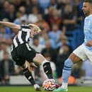 Na archívnej snímke z 19. augusta 2023 futbalista Manchestru City Kyle Walker (vpravo) a hráč Newcastle United Anthony Gordon bojujú o loptu počas zápasu anglickej Premier League Manchester City - Newcastle United.