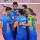 Slovinskí volejbalisti sa tešia po zisku bodu počas semifinálového zápasu Poľsko - Slovinsko na ME vo volejbale mužov v Ríme