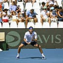 Stefanos Tsitsipas prikázal vymeniť biele sedačky za modré.