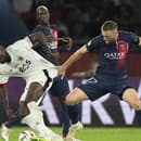 Milan Škriniar (PSG) v súboji.