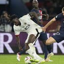 Milan Škriniar (PSG) v súboji.