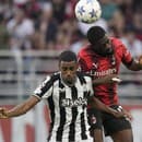 Na snímke zľava hráč Newcastle Alexander Isak a hráč Milána Fikayo Tomori.