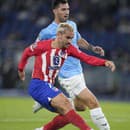 Na snímke v popredí hráč Atletica Antoine Griezmann strieľa na bránu.