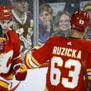 Na snímke vpravo slovenský útočník Flames Adam Ružička a jeho spoluhráč Matt Coronato oslavujú gól v prípravnom zápasezámorskej hokejovej NHL Calgary Flames - Vancouver Canucks.