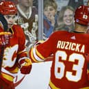 Na snímke vpravo slovenský útočník Flames Adam Ružička a jeho spoluhráč Matt Coronato oslavujú gól v prípravnom zápasezámorskej hokejovej NHL Calgary Flames - Vancouver Canucks.