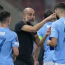 Hlavný tréner Pep Guardiola rozdáva pokyny hráčom Manchestru City. 