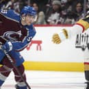 Slovenský hokejista Maroš Jedlička (vľavo) v drese Colorada Avalanche počas prípravného zápasu zámorskej NHL.