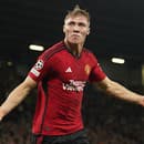 Na snímke hráč Manchestru United Rasmus Hojlund oslavuje gól.