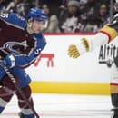 Slovenský hokejista Maroš Jedlička (vľavo) v drese Colorada Avalanche počas prípravného zápasu zámorskej NHL.