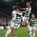 Futbalista Kjógo Furuhaši (vľavo) zo Celticu sa raduje z gólu so spoluhráčmi.