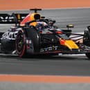 Na snímke holandský jazdec F1 Max Verstappen z Red Bullu na trati počas kvalifikácie na Veľkú cenu Kataru.