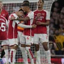 Futbalisti Arsenalu Londýn oslavujú po víťazstve s Manchestrom City. 