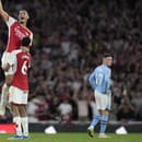 Futbalisti Arsenalu Londýn oslavujú po víťazstve s Manchestrom City. 