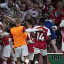 Futbalisti Arsenalu Londýn oslavujú po víťazstve s Manchestrom City. 