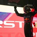 Holandský jazdec F1 Max Verstappen zo stajne Red Bull oslavuje.