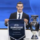 Gareth Bale, waleský futbalista pózuje po tom, čo Veľká Británia a Írsko boli zvolené za hostiteľa futbalového turnaja Euro 2028.