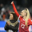 Alisha Lehmannová (vpravo) patrí k najsexi futbalistkám.