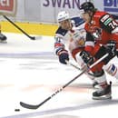 Na snímke zľava Karol Csányi (Zvolen), Bode Wilde (Banská Bystrica) počas 9. kola hokejovej Tipos extraligy HKM Zvolen – HC '05 Banská Bystrica 13. októbra 2023 vo Zvolene.