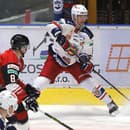 Na snímke zľava Matej Macek (Banská Bystrica) a Jozef Sládok (Zvolen) počas 9. kola hokejovej Tipos extraligy HKM Zvolen – HC '05 Banská Bystrica 13. októbra 2023 vo Zvolene.