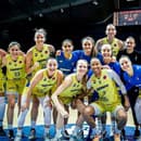 Americká basketbalistka Mikayla Cowlingová (v dolnom rade druhá sprava) terčom brutálneho útočku v klube v Poľsku.