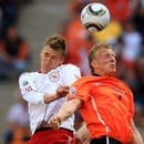 Dánsky futbalista Nicklas Bendtner (vľavo) ukončil kariéru v roku 2021.