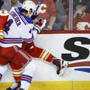 Adam Ružička (vzadu) nedohral zápas proti NY Rangers.