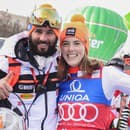 Na snímke slovenská lyžiarka Petra Vlhová oslavuje s bratom Borisom víťazstvo.