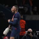 Futbalista Paríža St. Germain Kylian Mbappe sa teší po strelení gólu.