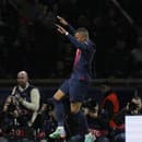 Futbalista Paríža St. Germain Kylian Mbappe sa teší pred fotografmi po strelení gólu.