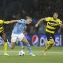 Hráč Manchesteru City Erling Haaland (uprostred) uniká s loptou.