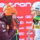 Na snímke vpravo americká lyžiarka Mikaela Shiffrinová, vľavo Slovenka Petra Vlhová.