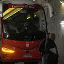 Na autobus futbalistov Lyonu zaútočili kameňmi a zranili trénera Fabia Grossa.