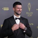 Novak Djokovič pózuje na ocenení Ballon d'Or (Zlatá lopta).